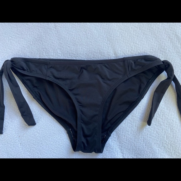 Black Bikini - Picture 8 of 10